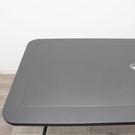 Mesa metálica negra con 4 patas