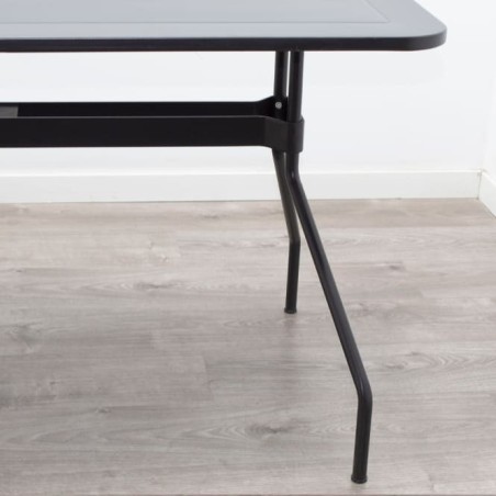 Mesa metálica negra con 4 patas