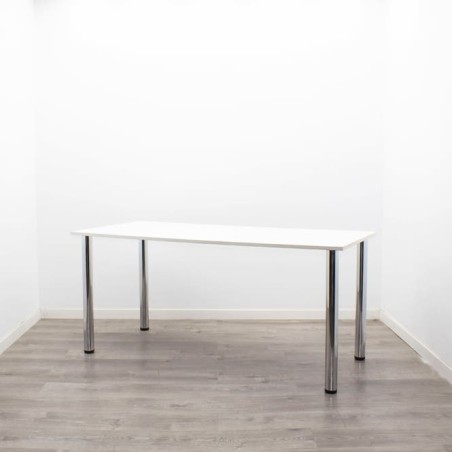 Mesa operativa con patas cilíndricas cromadas
