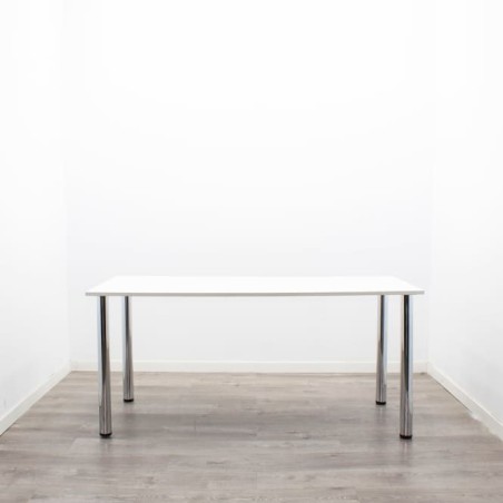 Mesa operativa con patas cilíndricas cromadas