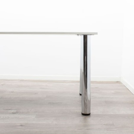 Mesa operativa con patas cilíndricas cromadas