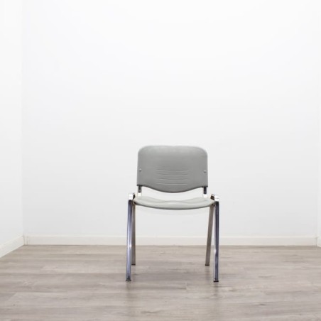 Silla colectividad en PVC gris con estructura cromada