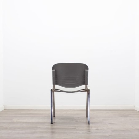 Silla colectividad en PVC gris con estructura cromada