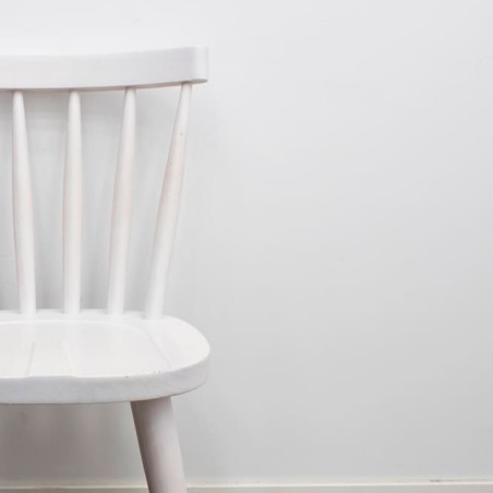 Silla colectividad de madera blanca sin brazos