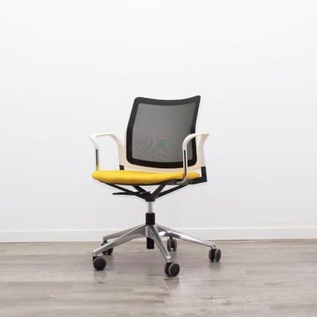 silla operativa ergonómica con respaldo en malla negra
