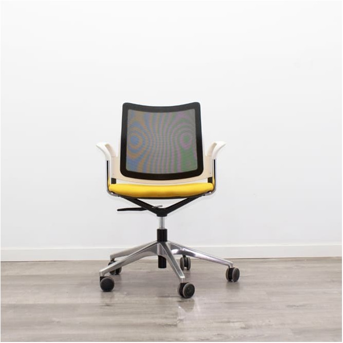 silla operativa ergonómica con respaldo en malla negra