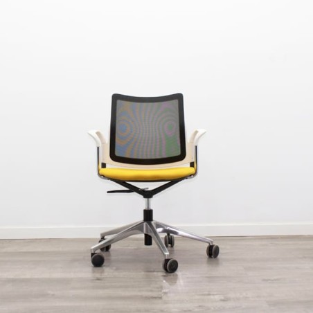 silla operativa ergonómica con respaldo en malla negra