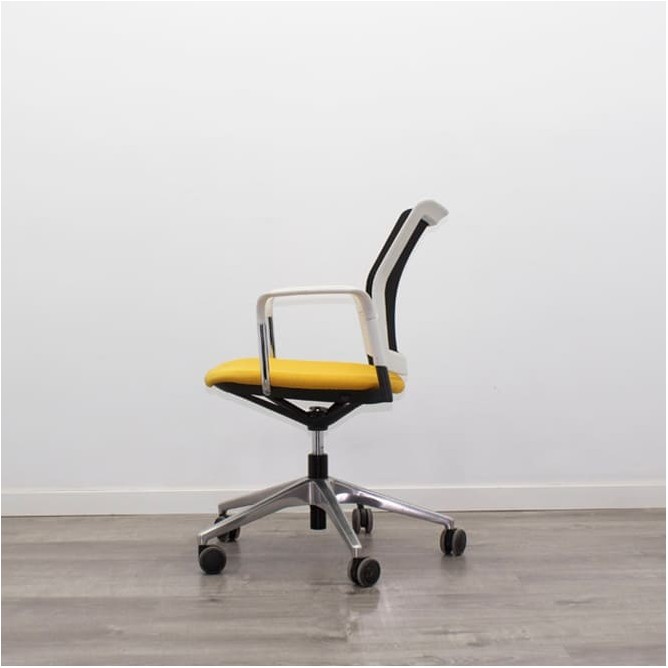 silla operativa ergonómica con respaldo en malla negra