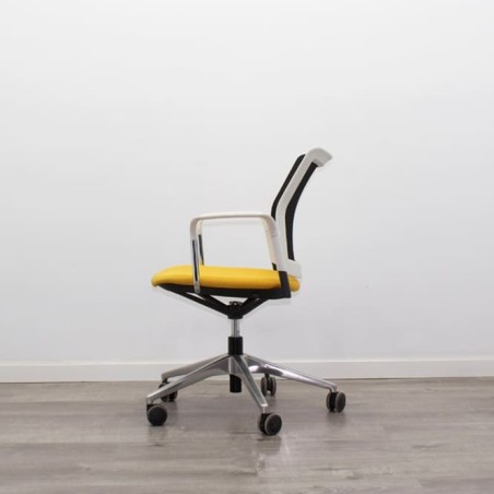 silla operativa ergonómica con respaldo en malla negra
