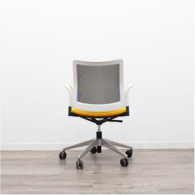 silla operativa ergonómica con respaldo en malla negra