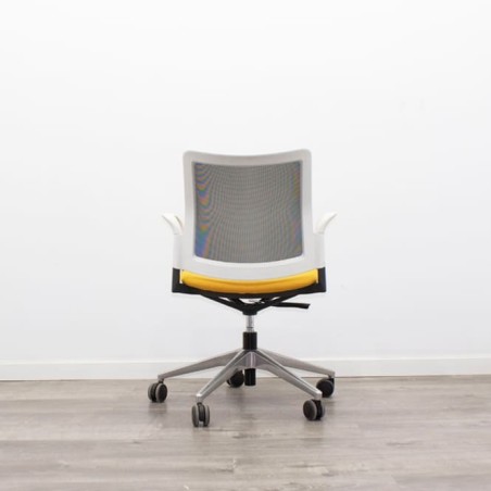 silla operativa ergonómica con respaldo en malla negra