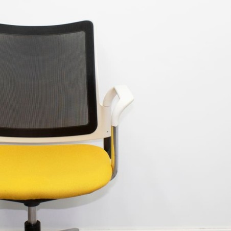 silla operativa ergonómica con respaldo en malla negra