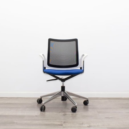 silla operativa ergonómica con respaldo en malla negra