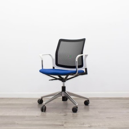 silla operativa ergonómica con respaldo en malla negra