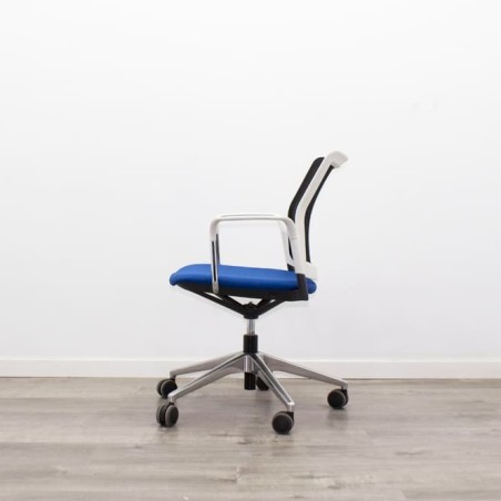 silla operativa ergonómica con respaldo en malla negra