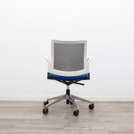 silla operativa ergonómica con respaldo en malla negra