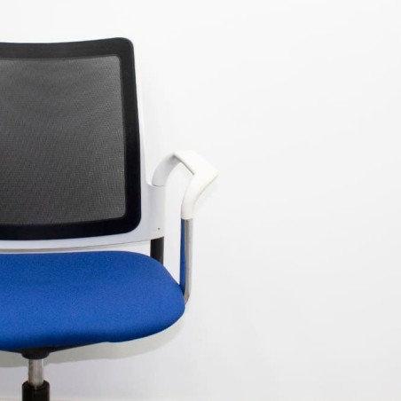 silla operativa ergonómica con respaldo en malla negra