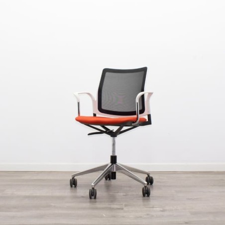 silla operativa ergonómica con respaldo en malla negra