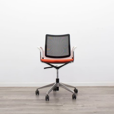 silla operativa ergonómica con respaldo en malla negra