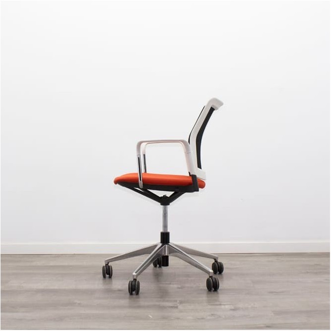 silla operativa ergonómica con respaldo en malla negra