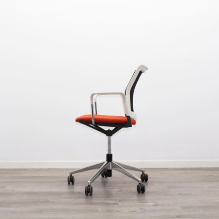 silla operativa ergonómica con respaldo en malla negra