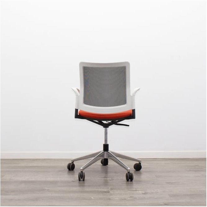 silla operativa ergonómica con respaldo en malla negra