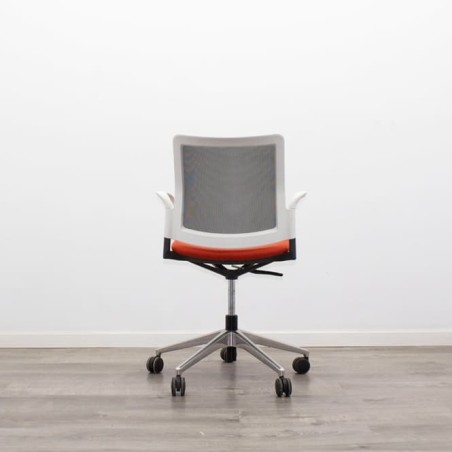 silla operativa ergonómica con respaldo en malla negra