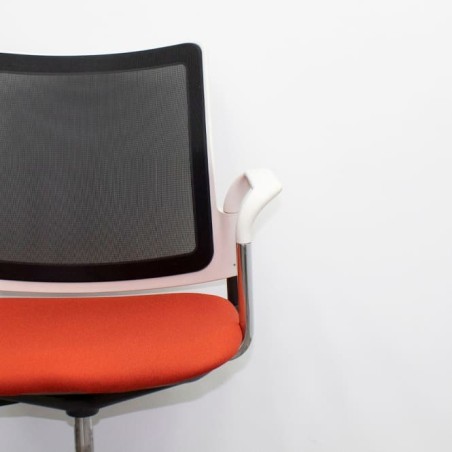 silla operativa ergonómica con respaldo en malla negra
