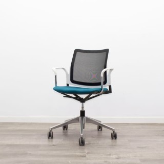 silla operativa ergonómica con respaldo en malla negra 2