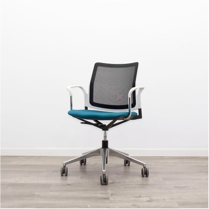 silla operativa ergonómica con respaldo en malla negra