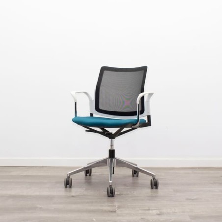 silla operativa ergonómica con respaldo en malla negra