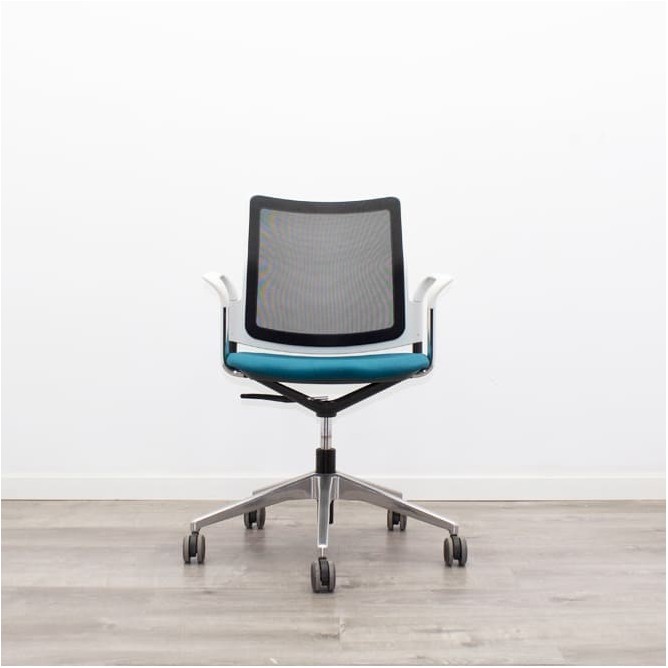 silla operativa ergonómica con respaldo en malla negra