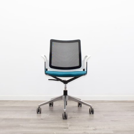 silla operativa ergonómica con respaldo en malla negra