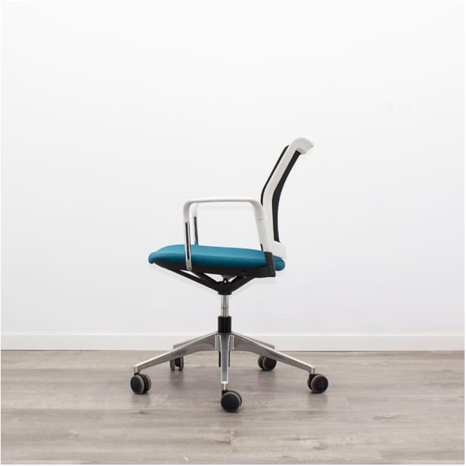 silla operativa ergonómica con respaldo en malla negra