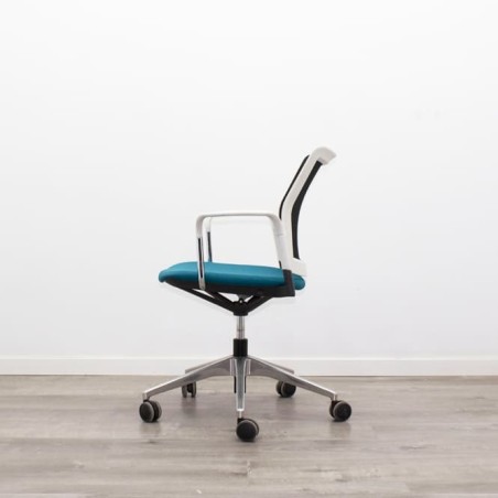 silla operativa ergonómica con respaldo en malla negra
