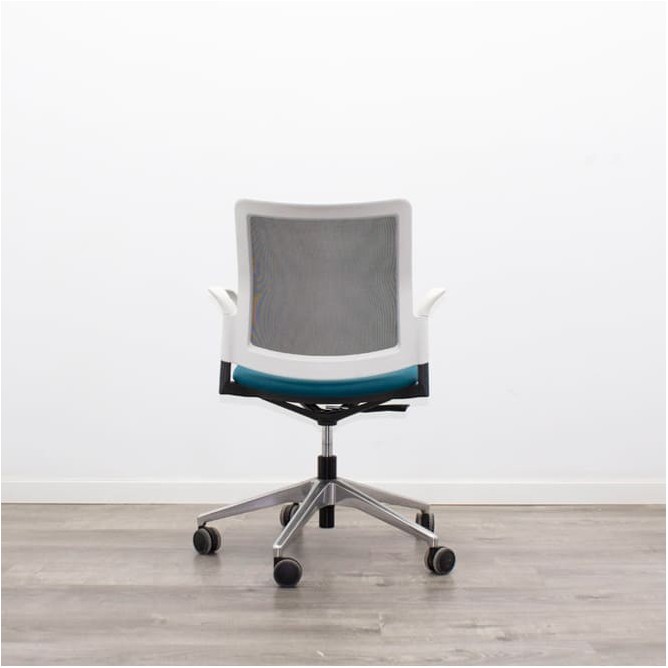 silla operativa ergonómica con respaldo en malla negra