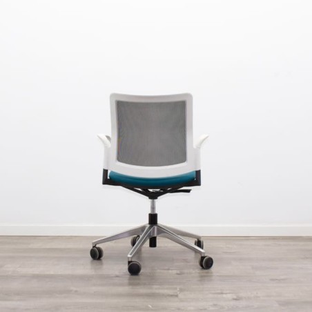 silla operativa ergonómica con respaldo en malla negra