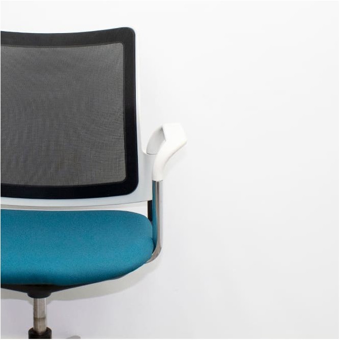 silla operativa ergonómica con respaldo en malla negra