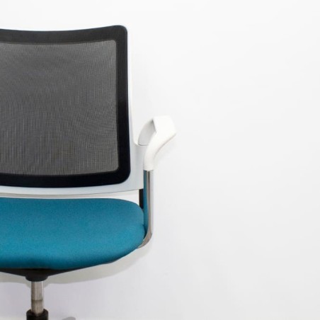 silla operativa ergonómica con respaldo en malla negra