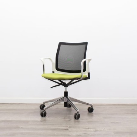 silla operativa ergonómica con respaldo en malla negra