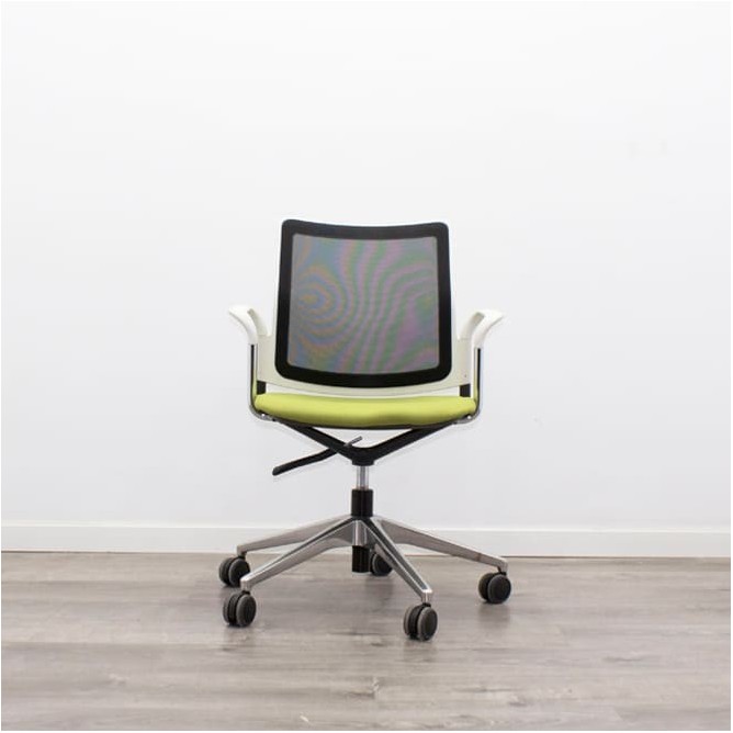 silla operativa ergonómica con respaldo en malla negra