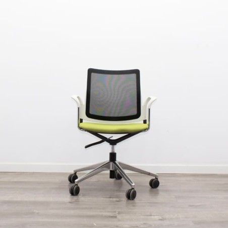 silla operativa ergonómica con respaldo en malla negra