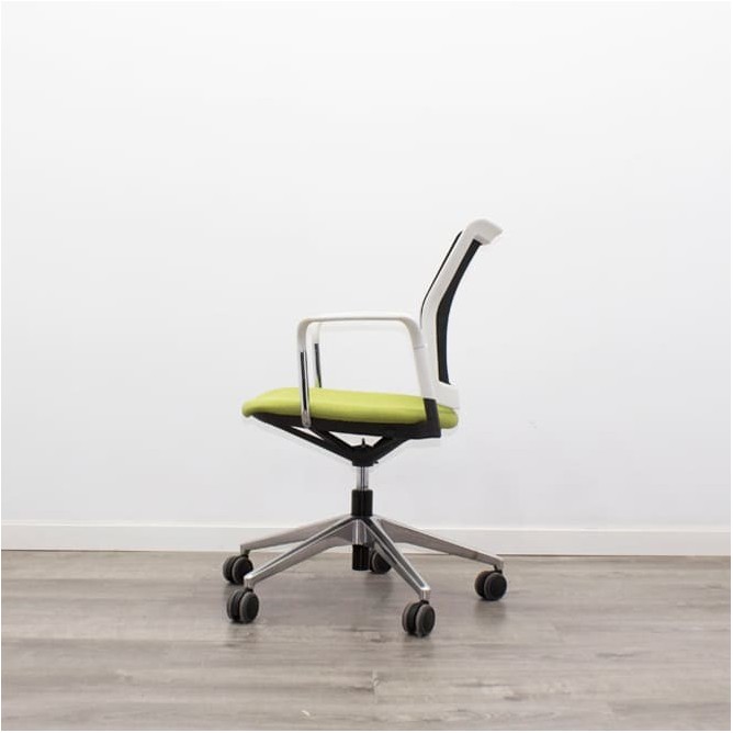 silla operativa ergonómica con respaldo en malla negra