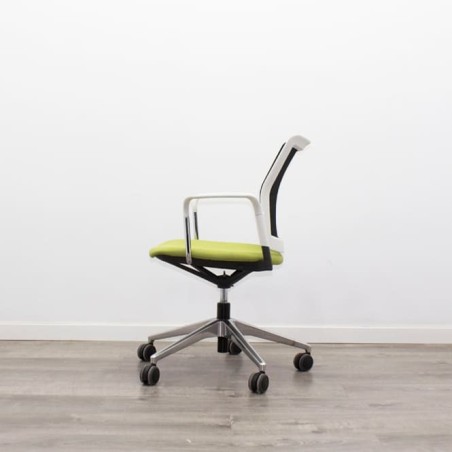 silla operativa ergonómica con respaldo en malla negra