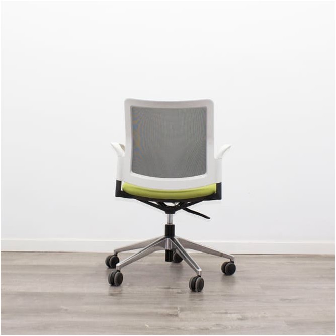 silla operativa ergonómica con respaldo en malla negra