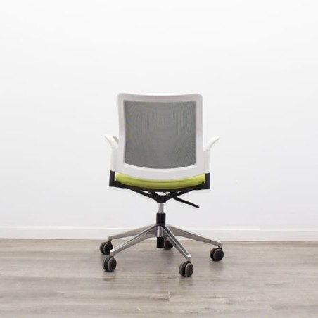silla operativa ergonómica con respaldo en malla negra