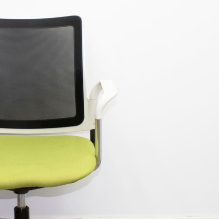 silla operativa ergonómica con respaldo en malla negra