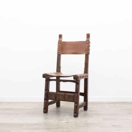 Silla de madera rústica