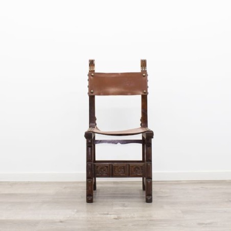 Silla de madera rústica