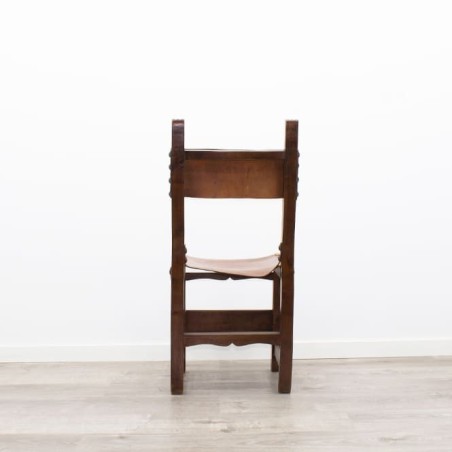 Silla de madera rústica